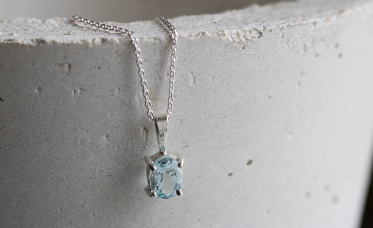 Srebrny naszyjnik z owalnym błękitnym akwamarynem