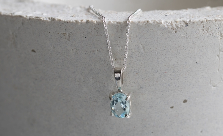 Srebrny naszyjnik z owalnym błękitnym akwamarynem