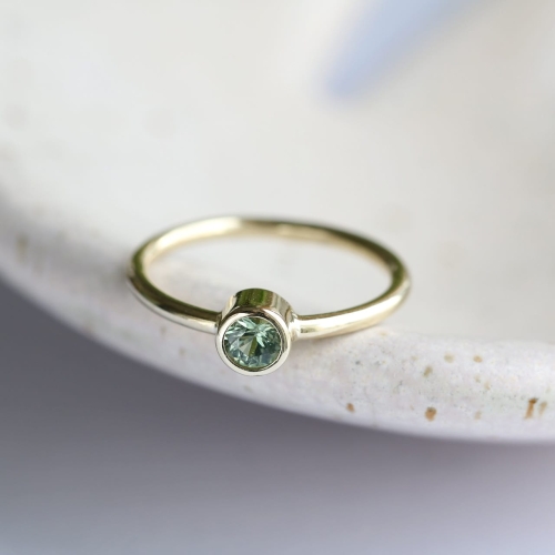 Złoty pierścionek z jasnym zielonym turmalinem