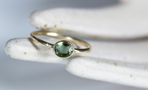 Złoty pierścionek z wyjątkowym turmalinem i brylantem osadzonym w obrączce