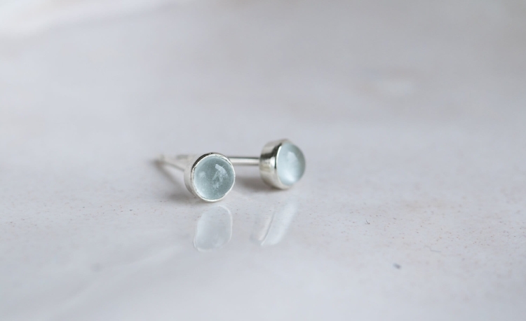 Drobne sztyfty z jasnym akwamarynem