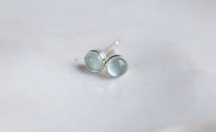 Drobne sztyfty z jasnym akwamarynem