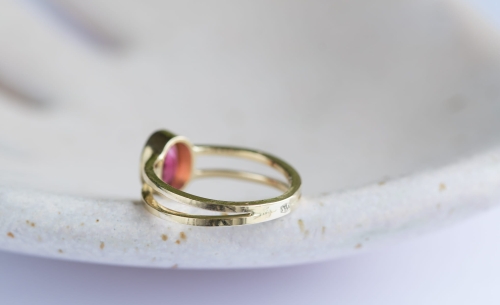 Złoty pierścionek z wyjątkowym turmalinem z podwójną obrączką