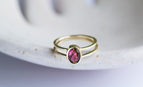 Złoty pierścionek z wyjątkowym turmalinem z podwójną obrączką