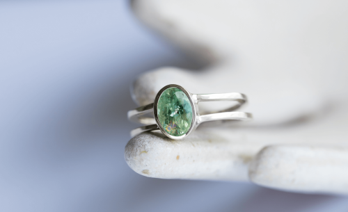 Srebrny pierścionek z miętowym turmalinem z podwójną obrączką
