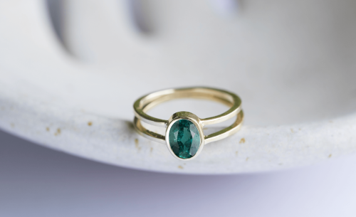 Złoty pierścionek z morskim turmalinem z podwójną obrączką