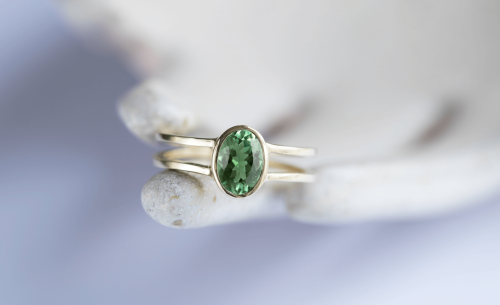 Złoty pierścionek z zielonym turmalinem z podwójną obrączką