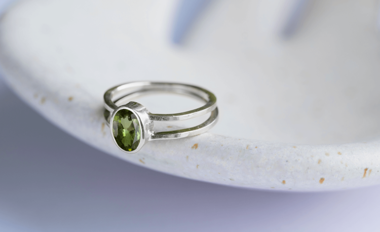 Srebrny pierścionek z zielonym turmalinem z podwójną obrączką