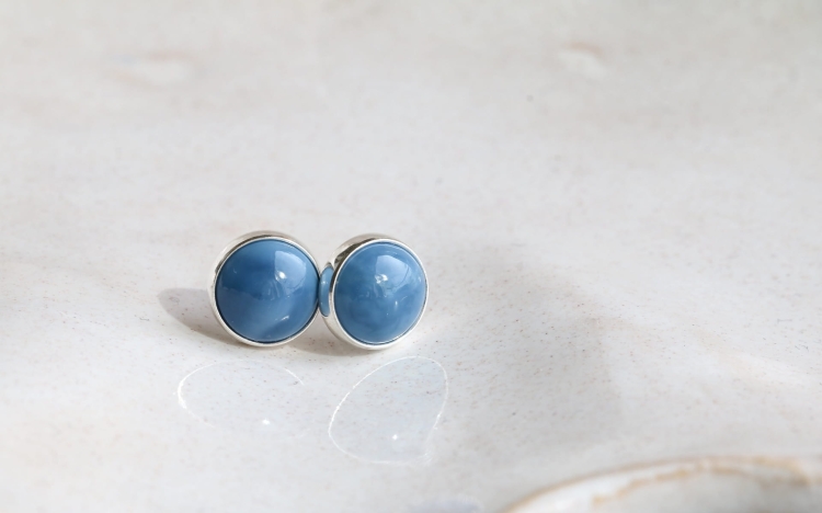 Srebrne sztyfty z niebieskim opalem