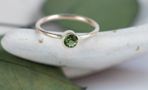 Złoty pierścionek z zielonym szafirem