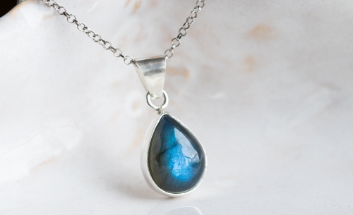 Wisiorek z labradorytem w kształcie łezki