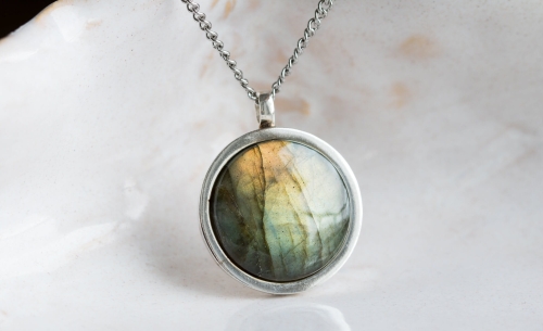 Wisiorek z okrągłym labradorytem