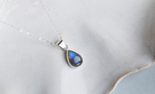 Wisiorek z labradorytem w kształcie łezki