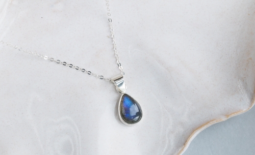 Wisiorek z labradorytem w kształcie łezki