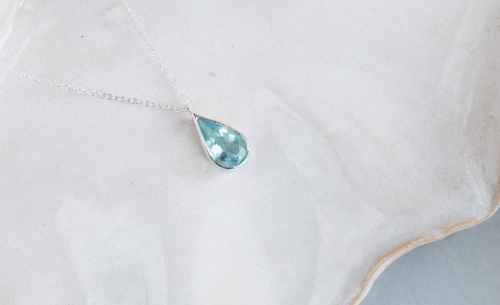 Wisiorek z akwamarynem w kształcie łezki