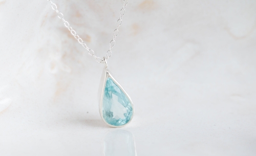 Wisiorek z akwamarynem w kształcie łezki