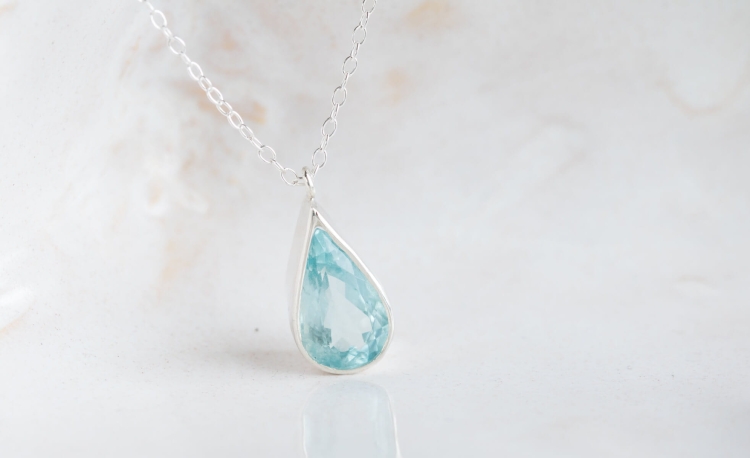Wisiorek z akwamarynem w kształcie łezki