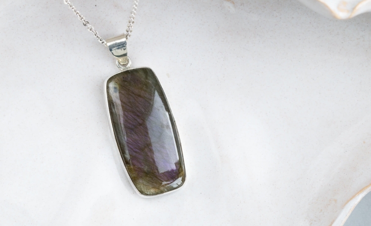 Wisiorek z labradorytem