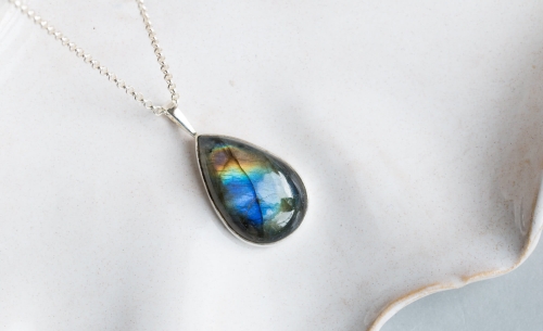 Wisiorek z labradorytem w kształcie łezki