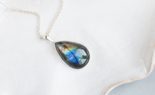 Wisiorek z labradorytem w kształcie łezki