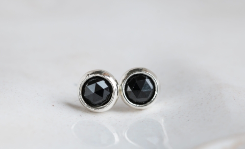Srebrne sztyfty z fasetowanym spinelem