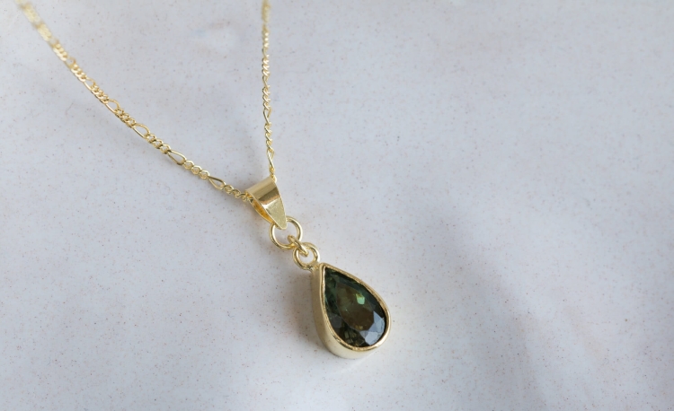 Złocony naszyjnik z turmalinem w butelkowej zieleni w kształcie łezki