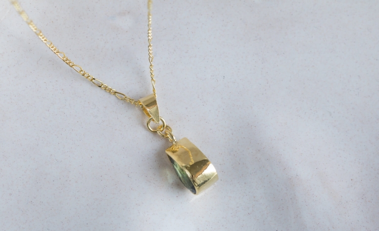 Złocony naszyjnik z turmalinem w butelkowej zieleni w kształcie łezki