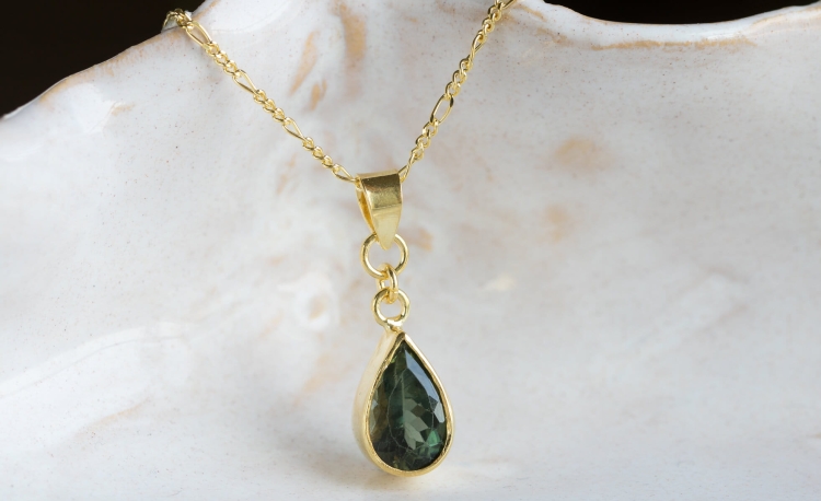 Złocony naszyjnik z turmalinem w butelkowej zieleni w kształcie łezki