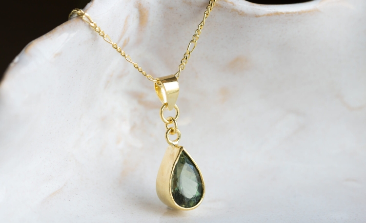 Złocony naszyjnik z turmalinem w butelkowej zieleni w kształcie łezki