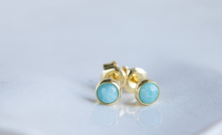 Drobne złocone sztyfty z błękitnym larimarem