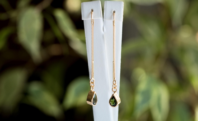 Złocone kolczyki z turmalinami w kolorze butelkowej zieleni