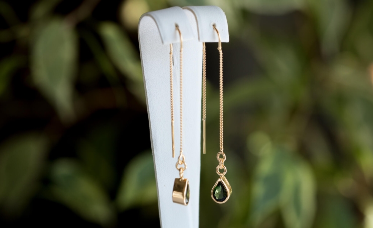 Złocone kolczyki z turmalinami w kolorze butelkowej zieleni