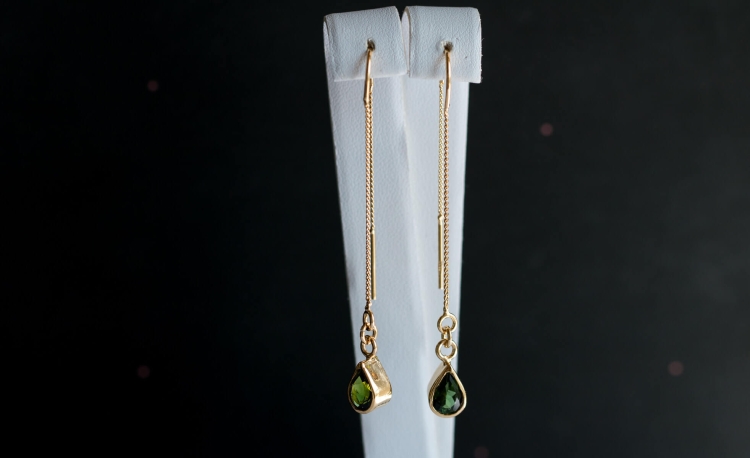 Złocone kolczyki z turmalinami w kolorze butelkowej zieleni