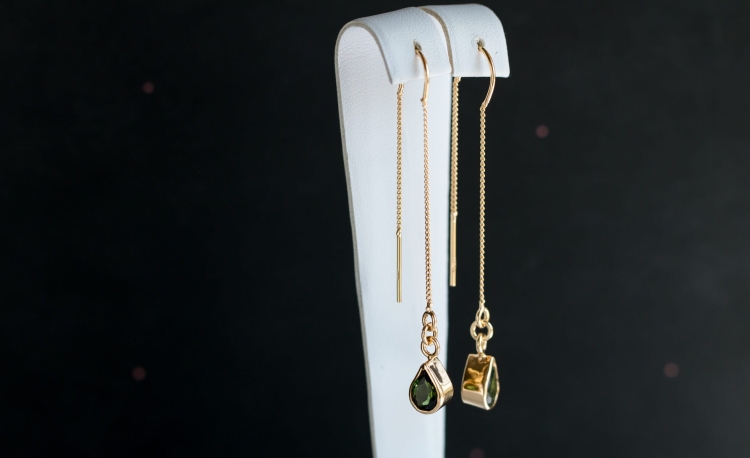 Złocone kolczyki z turmalinami w kolorze butelkowej zieleni