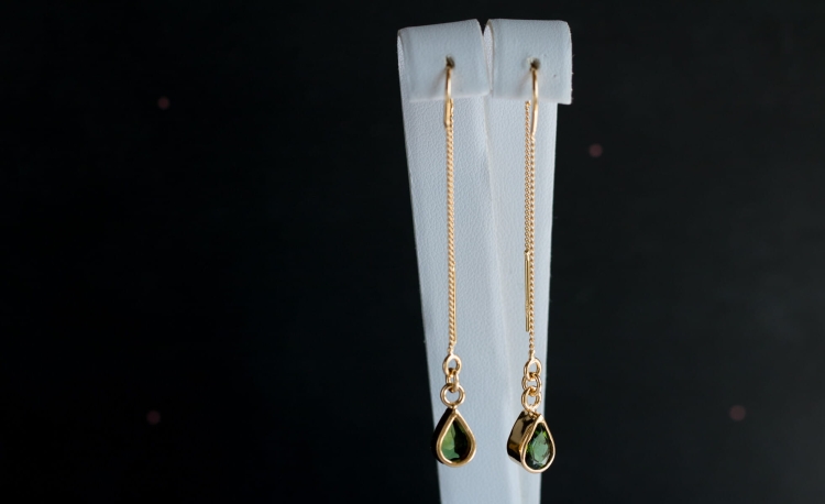 Złocone kolczyki z turmalinami w kolorze butelkowej zieleni
