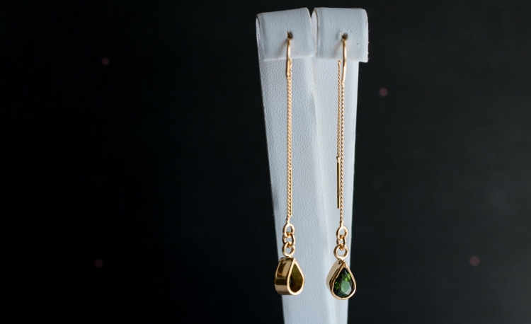 Złocone kolczyki z turmalinami w kolorze butelkowej zieleni