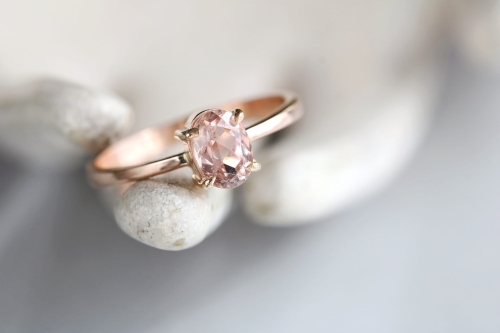 Złoty pierścionek z różowym turmalinem