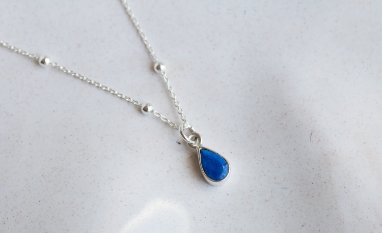 Srebrny naszyjnik z granatowym lapisem w kształcie łezki