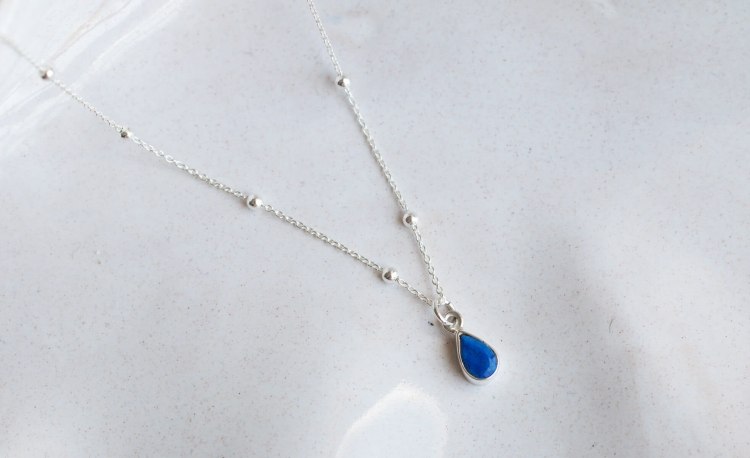 Srebrny naszyjnik z granatowym lapisem w kształcie łezki