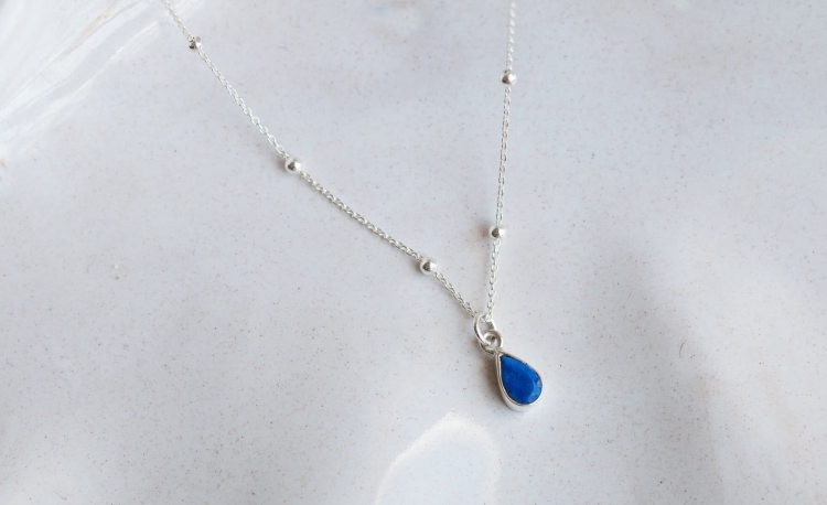 Srebrny naszyjnik z granatowym lapisem w kształcie łezki