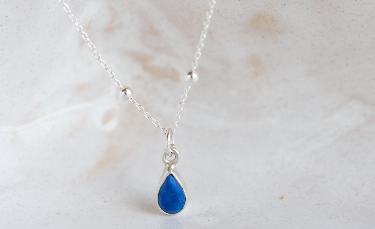 Srebrny naszyjnik z granatowym lapisem w kształcie łezki