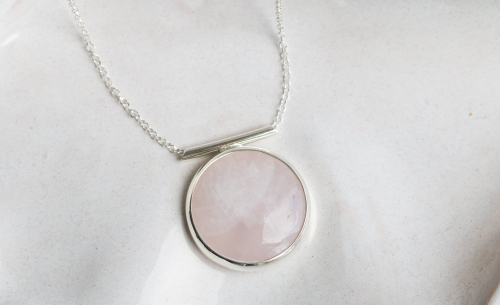 Elegancki srebrny naszyjnik z kwarcem różowym