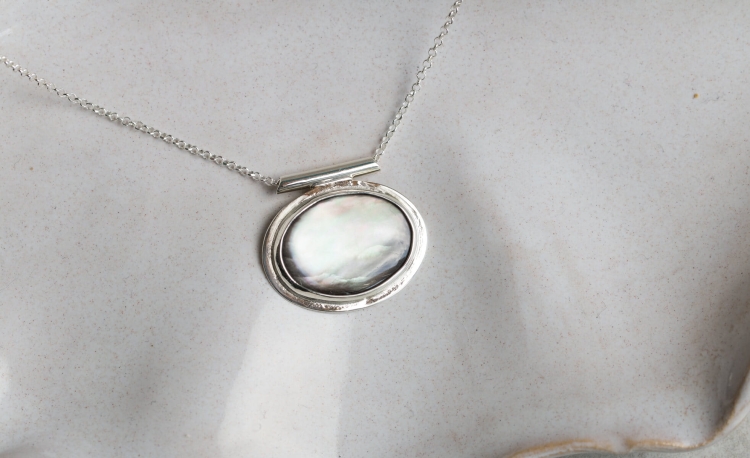 Elegancki srebrny naszyjnik z czarną muszlą