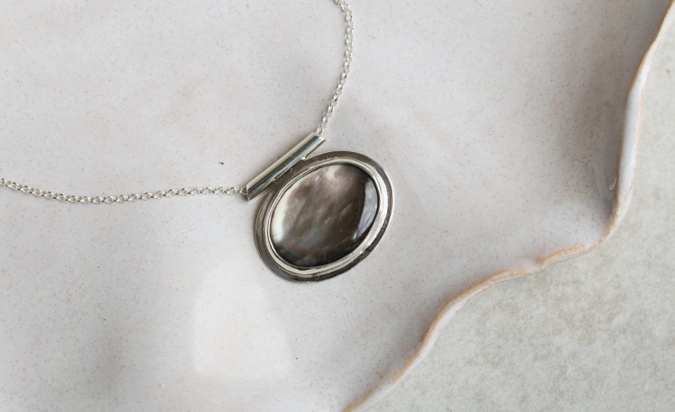 Elegancki srebrny naszyjnik z czarną muszlą