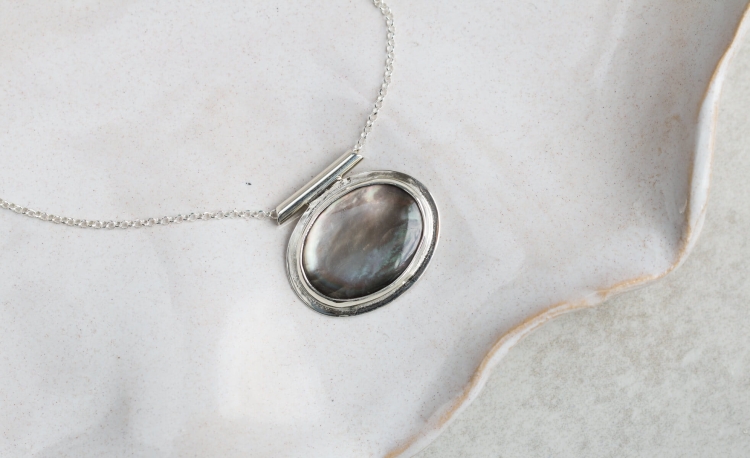 Elegancki srebrny naszyjnik z czarną muszlą