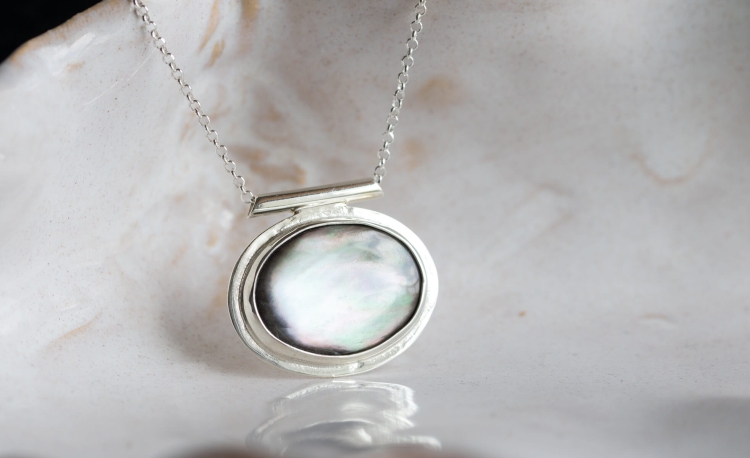 Elegancki srebrny naszyjnik z czarną muszlą