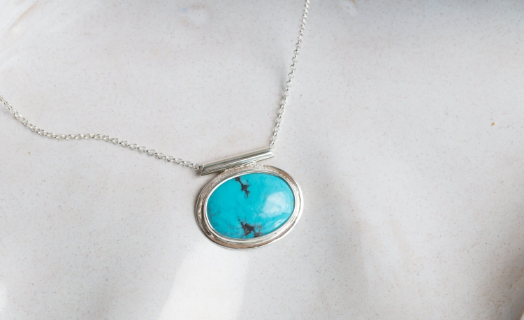 Elegancki srebrny naszyjnik z turkusem