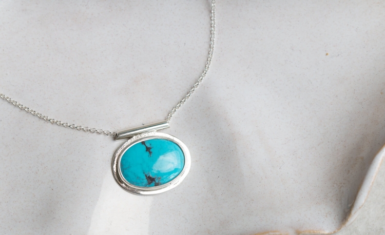 Elegancki srebrny naszyjnik z turkusem