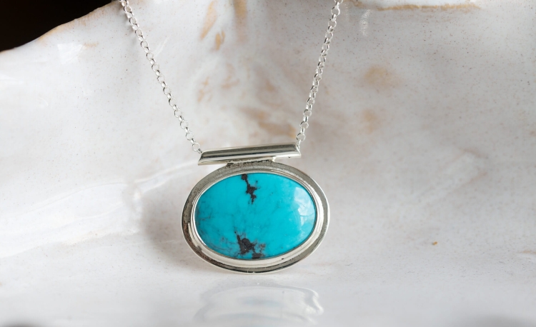 Elegancki srebrny naszyjnik z turkusem