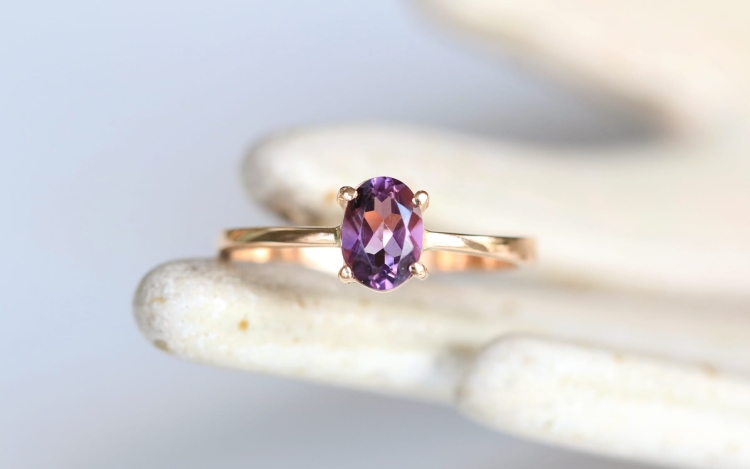 Złoty pierścionek z ametystem